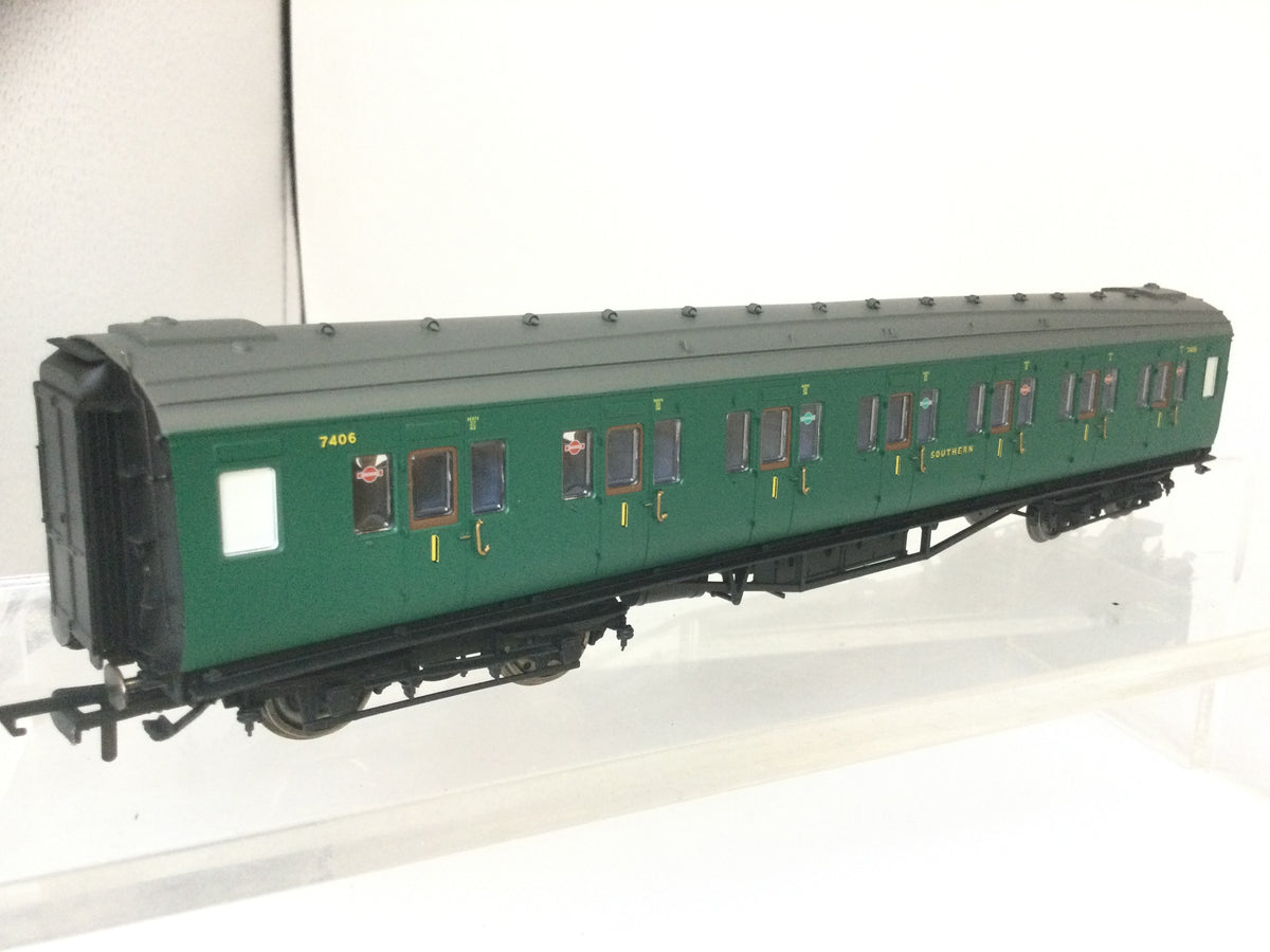 Hornby R4734 OO Gauge SR Maunsell Corridor First Class Coach 7406