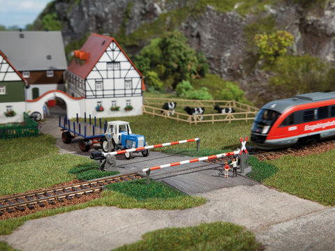 Auhagen 41582 HO/OO Gauge Level Crossing with Barriers Kit