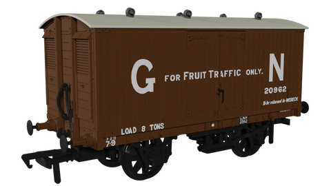 Rapido Trains 930005 OO Gauge GNR 8 Ton Van – GN Fruit Livery No.20962