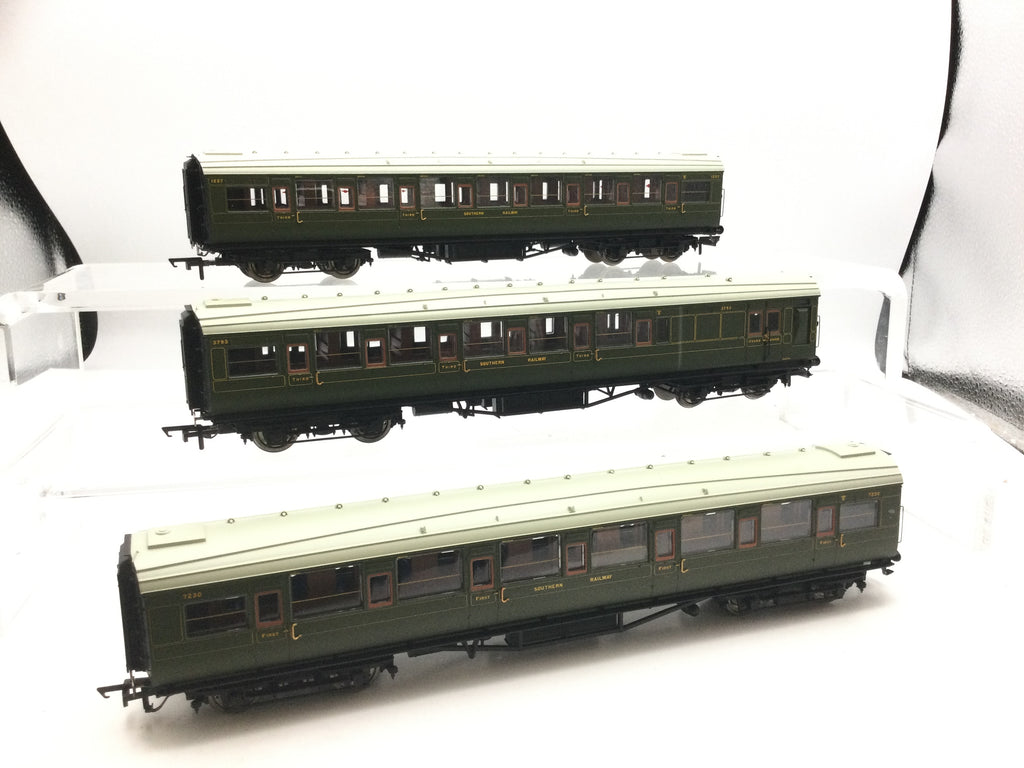 Hornby R4378 OO Gauge SR Southern Suburban 1938 Coach Pack