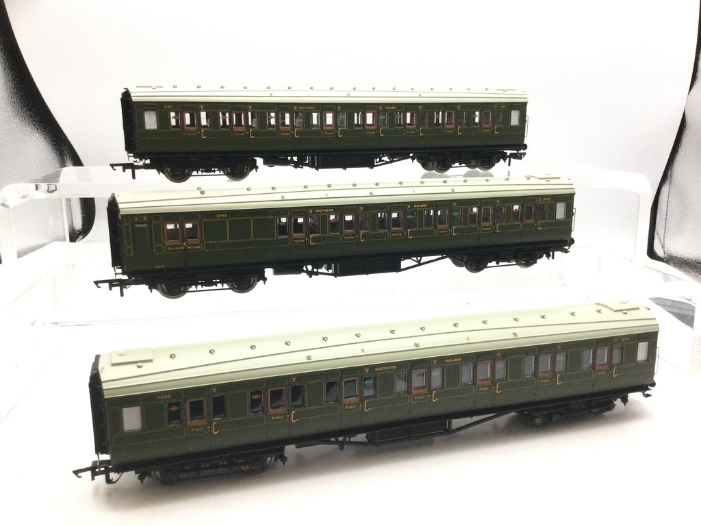 Hornby R4378 OO Gauge SR Southern Suburban 1938 Coach Pack