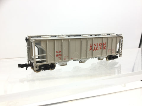 Atlas 3720 N Gauge 3 Bay Covered Hopper Union Pacific 19711