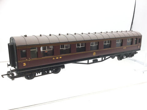 Hornby R474 OO Gauge LMS Maroon Stanier Composite Coach 4120