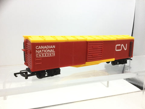 Hornby R1361 OO Gauge CN Box Car with Sliding Doors CN523976