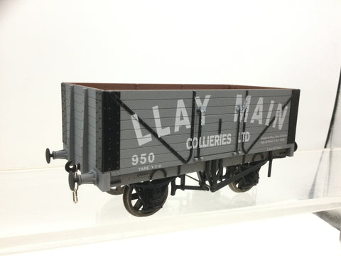 Dapol 7F-080-011 O Gauge 8 Plank Wagon Llay Main Collieries