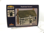 Bachmann 44-1002W OO Gauge Thatched Tavern Black & White