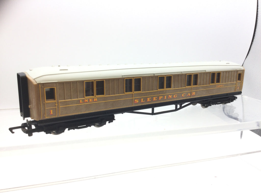 Hornby R4064A OO Gauge LNER Gresley Sleeper Coach 1261