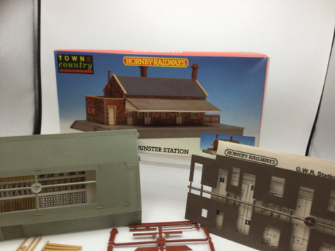 Hornby R418 OO Gauge Dunster Station Kit