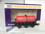 Dapol B841 OO Gauge 6 Wheel Tank Wagon Pure New Milk