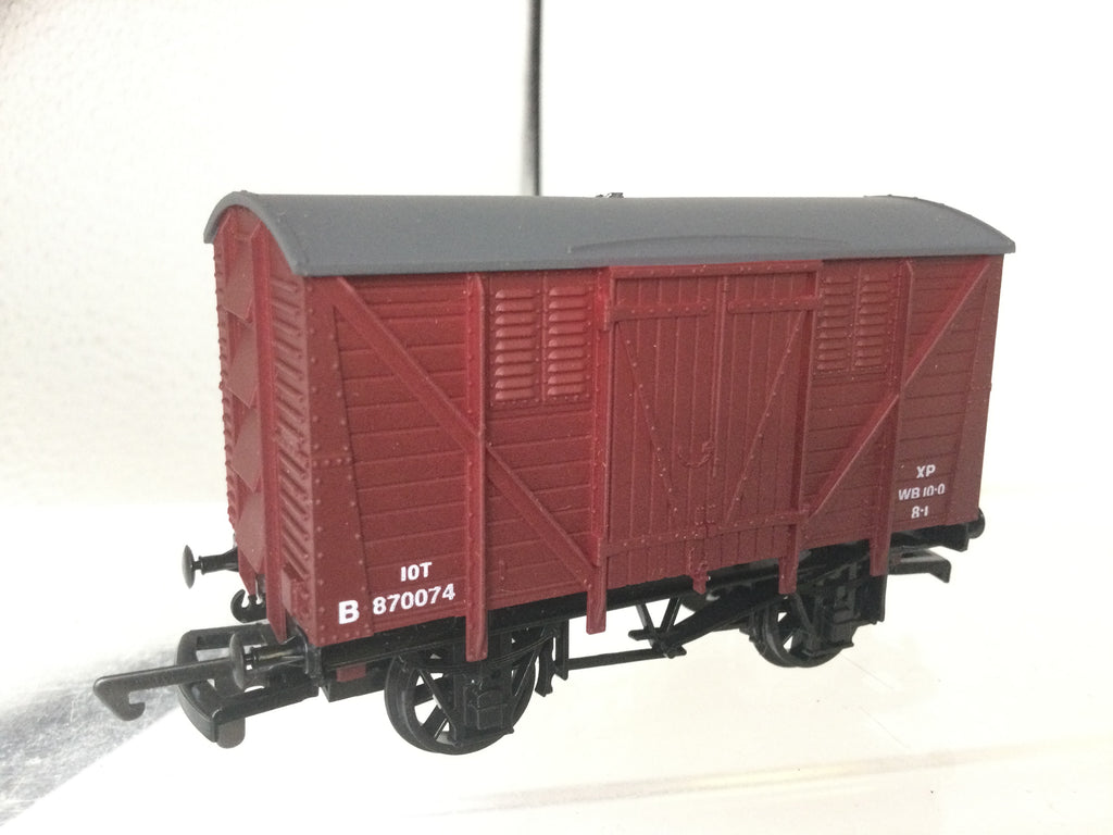 Dapol B26 OO Gauge BR 10t Quad Vent Meat Van B870074