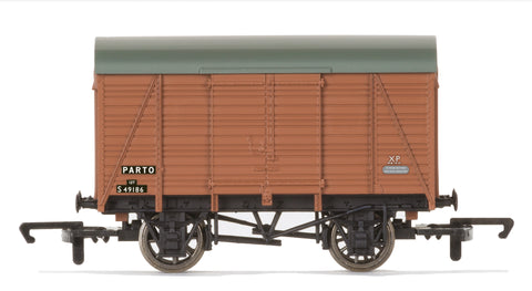 Hornby R60102 OO Gauge BR Twin Vent Van S49186 - Era 6